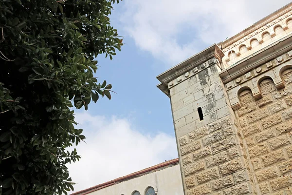 Duvar Joseph Kilisesi Yeşillik Ağaç Mavi Gökyüzünün Nazareth Srail — Stok fotoğraf