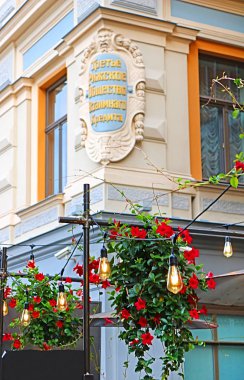 Tarihi bina karşılıklı kredi üçüncü Riga Derneği ve çiçek soğanı, Riga, Letonya ile asılı görünümü