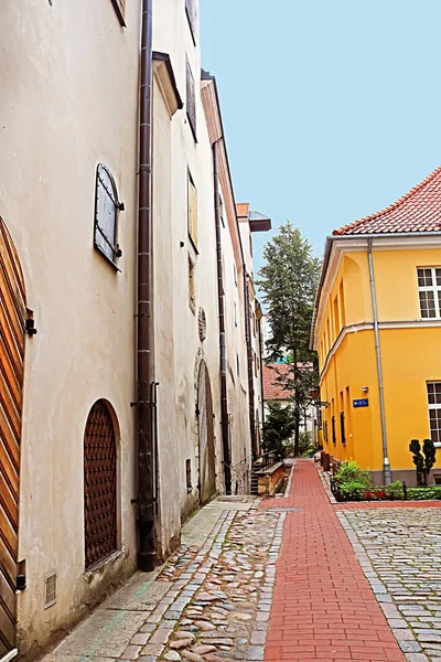 Riga ラトビア ヨーロッパの中世の通り リガの旧市街で観光客は ユニークな中世の建築アンサンブルと古代の建物を見つけることが — ストック写真
