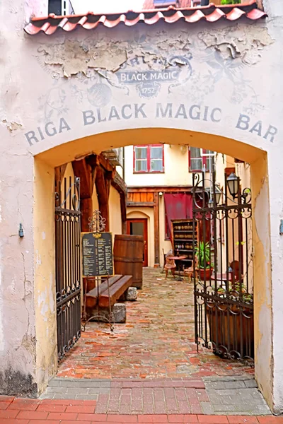 Ryga Łotwa Sierpień 2018 Dziedziniec Black Magic Bar Centrum Historycznego — Zdjęcie stockowe