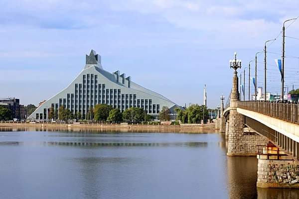 拉脱维亚里加 2018年8月29日 拉脱维亚国立图书馆和石桥的现代建筑 拉脱维亚国立图书馆也被称为 Gaismas Pils 光之城堡 — 图库照片