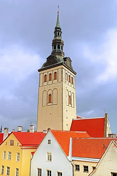 Pohled Zvonice Kostela Svatého Mikuláše Amd Barevné Domy Tallinn Estonsko — Stock fotografie