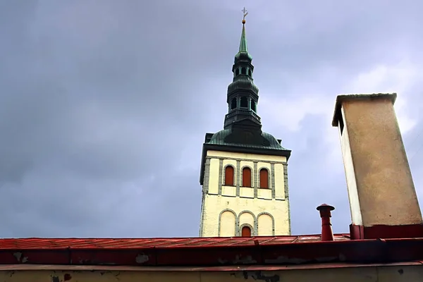 Widok Dzwonnicy Kościoła Mikołaja Amd Jasne Dachu Trąbka Tallin Estonia — Zdjęcie stockowe