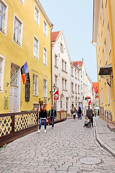 Tallinn Estônia Agosto 2018 Pessoas Não Identificadas Rua Rataskaevu Cidade — Fotografia de Stock