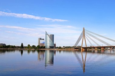 Manzarası görünümü sol banka, Kipsala Adası ve Vansu Köprüsü, Riga, Letonya