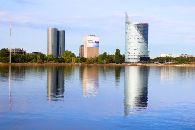 Riga, Letonya - 29 Ağustos 2018: Skyline görünümünü sol yakasında, Kipsala Adası - Z-Towers (solda) ve Swedbank Kulesi (sağ)