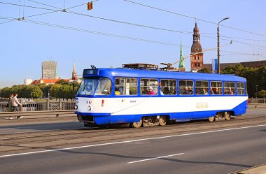 Riga, Letonya - 29 Ağustos 2018: şehir (çan kulesi, Riga Katedrali) ve eski tramvay taş köprüde eski görüntülemek