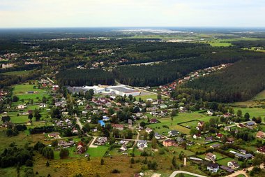 Letonya Riga ve Riga Körfezi yakınlarında kırsal üzerinde havadan görünümü