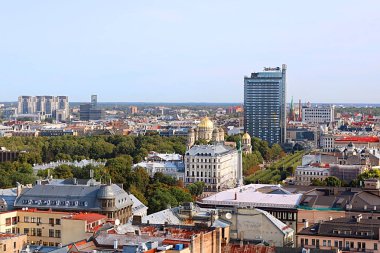 Riga, Letonya - 29 Ağustos 2018: Kenti Riga - Özgürlük Anıtı, İsa'nın doğuşu İsa Katedrali ve Radisson Blu Latvija konferans ve Spa Hotel