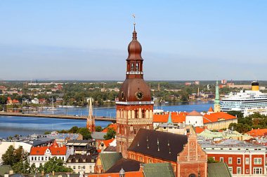 Eski şehirde Dome Katedrali ve Vansu Köprüsü Daugava Nehri Riga City, Letonya ile Cityscape havadan görünümü