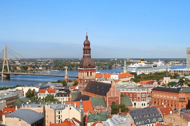 Eski şehirde Dome Katedrali ve Vansu Köprüsü Daugava Nehri Riga City, Letonya ile Cityscape havadan görünümü