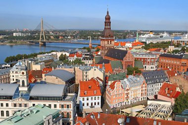 Eski şehirde Dome Katedrali ve Vansu Köprüsü Daugava Nehri Riga City, Letonya ile Cityscape havadan görünümü