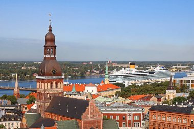 Eski şehirde Dome Katedrali ve liner Riga Port, Riga şehir, Letonya ile Cityscape havadan görünümü