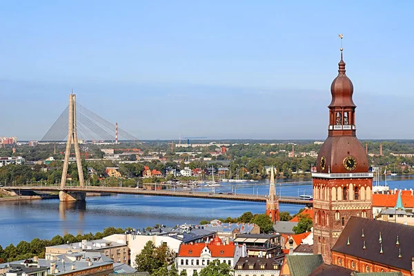 대성당 라트비아에서에서 Daugava Vansu 다리와 구시가지에 조감도 — 스톡 사진