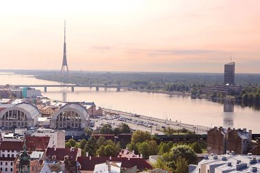 Tv Kulesi, Tren İstasyonu ve Daugava görünümünü sabah, Riga, Letonya