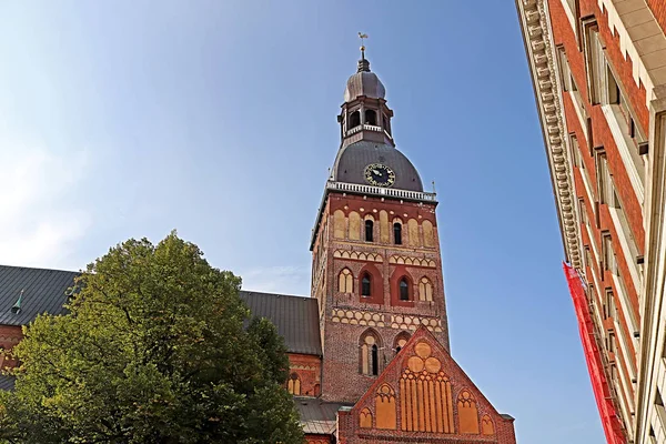 リガ大聖堂へは Riga ラトビアの福音ルーテル大聖堂です リガの大司教の席です — ストック写真