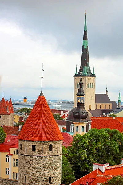 Oleviste Kilisesi Olaf Kadar Yakın Tallinn Duvarlarının Kuleleri Bulutlu Bir — Stok fotoğraf