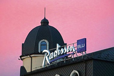 Kiev, Ukrayna - 4 Ağustos 2018: Radisson Blu Hotel Kyiv Podil şehir - Podil tarihi bölgesinde yer almaktadır. Buildinf üstündeki görünümünü günbatımı üzerinde