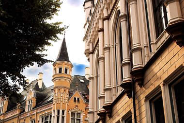 Riga Şehir İnşaat Yönetim Kurulu (solda) ve Large guild (sağda) bina. Büyük Guild bina 1854-1857 İngiliz Gotik tarzda K. Bejne tarafından bir proje mimar sonra yıllarda dikildi