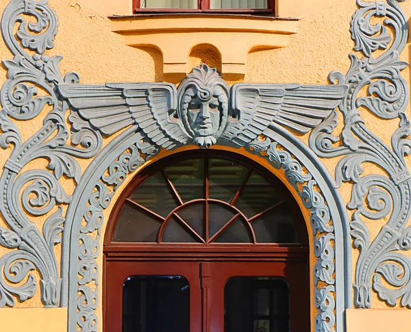 ラトビアの首都 リガの旧市街に Meistaru Iela で猫の家への入り口 それは建築家フリードリヒ Scheffel の青写真によると 1909 年に建てられました — ストック写真