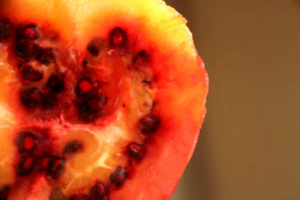 Tamarillo matang daging buah close-up tekstur lintas bagian pada latar belakang gelap — Stok Foto