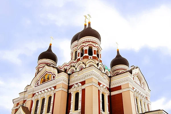 亚历山大涅夫斯基大教堂在塔林老镇 爱沙尼亚 它被修造了到设计由 Preobrazhensky 在典型的俄国复兴样式在1894和1900之间 — 图库照片