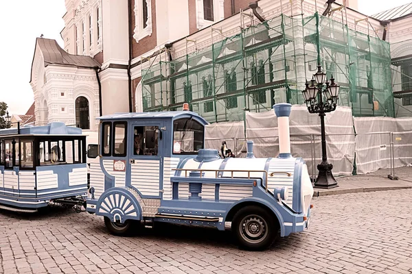 Tallinn Estônia Agosto 2018 Trem Cidade Azul Veículo Turístico Turístico — Fotografia de Stock