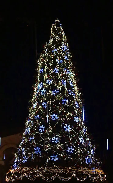 Mooie Glanzende Kerstboom — Stockfoto