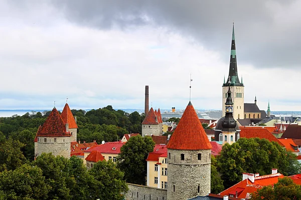 Die Stadtmauer Von Tallinn Und Die Kirche Von Olaf Luftaufnahme — Stockfoto