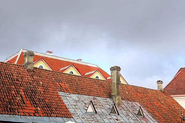 Tak Gamle Bygninger Tallinn Estland – stockfoto
