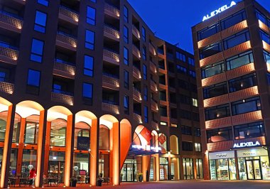 Tallinn, Estonya - 30 Ağustos 2018: Akşam Rotermann çeyreğinde Metropol hotel, Modern mimari