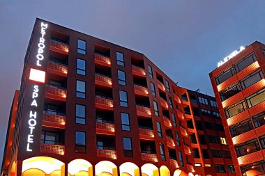 Tallinn, Estonya - 30 Ağustos 2018: Akşam Rotermann çeyreğinde Metropol hotel, Modern mimari