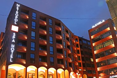 Tallinn, Estonya - 30 Ağustos 2018: Akşam Rotermann çeyreğinde Metropol hotel, Modern mimari