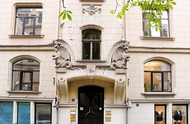 Riga, Letonya - 31 Ağustos 2018: Art Nouveau mimari bir bina cephesinde