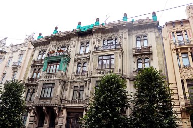 Letonya Riga 'daki bir binanın cephesinde Art Nouveau mimarisi