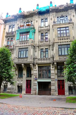 Letonya Riga 'daki bir binanın cephesinde Art Nouveau mimarisi