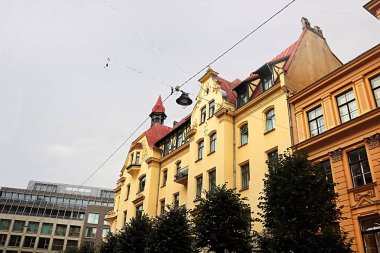 Letonya Riga 'daki bir binanın cephesinde Art Nouveau mimarisi