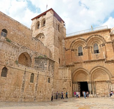 Jerusalem, İsrail - 20 Eylül 2017: Kudüs, İsrail Kutsal Kabir Kilisesi. Kilisenin içerir, geri kalma geleneklerine göre için en az dördüncü yüzyılın, Hıristiyanlığın en kutsal iki site: site nerede Nazaret İsa