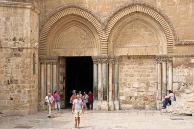 Jerusalem, İsrail - 20 Eylül 2017: Girişi Kudüs İsrail'in Kutsal Kabir Kilisesi. Kilisenin içerir, geri kalma geleneklerine göre için en az dördüncü yüzyılın, Hıristiyanlığın en kutsal iki site: site nerede 