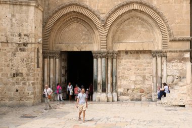 Jerusalem, İsrail - 20 Eylül 2017: Girişi Kudüs İsrail'in Kutsal Kabir Kilisesi. Kilisenin içerir, geri kalma geleneklerine göre için en az dördüncü yüzyılın, Hıristiyanlığın en kutsal iki site: site nerede 