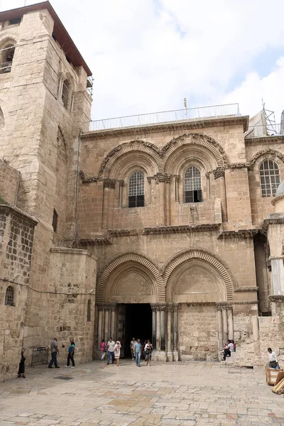 Jerusalem, İsrail - 20 Eylül 2017: Kudüs, İsrail Kutsal Kabir Kilisesi. Kilisenin içerir, geri kalma geleneklerine göre için en az dördüncü yüzyılın, Hıristiyanlığın en kutsal iki site: site nerede Nazaret İsa