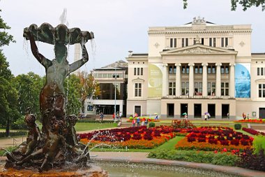 Riga, Letonya - 31 Ağustos 2018: Çeşme ve Letonya Ulusal Akademik Opera ve Bale Tiyatrosu evi