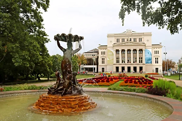 拉脱维亚里加 2018年8月31日 喷泉和拉脱维亚国家学术歌剧院和芭蕾剧院的房子 — 图库照片