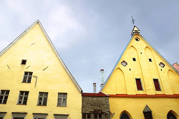 Sağda Tallinn Pikk Caddesi Üzerinde Eski Şehrin Merkezine Bina Gotik — Stok fotoğraf
