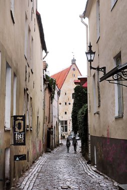 Tallinn, Estonya - 30 Ağustos 2018: Görünümünü binalar eski şehir'in sokakta