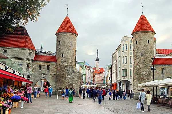 Tallinn Estônia Agosto 2018 Torres Portão Viru Entrada Cidade Velha — Fotografia de Stock
