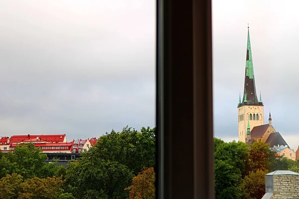 Vue Par Fenêtre Gare Gauche Église Oleviste Olaf Droite Tallinn — Photo