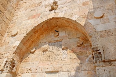Eski Kudüs şehri, İsrail'in Yafa Kapısı yapısındaki Arapça yazıt