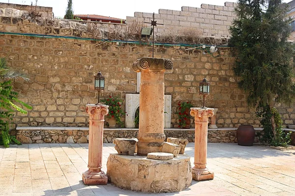ガリラヤのカナ Kfar イスラエルでカナ ギリシャの正統派結婚式教会の庭の列 — ストック写真
