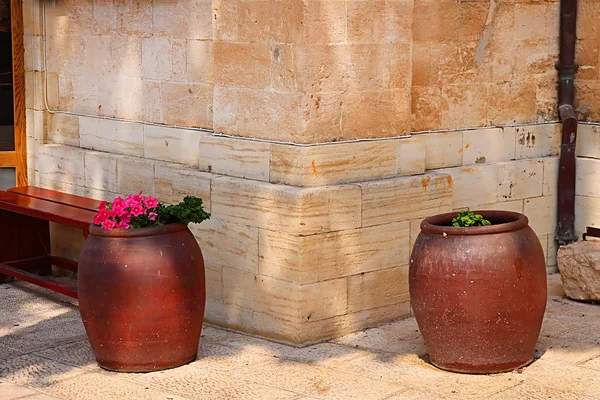 Ława Wina Miski Kwiatami Pobliżu Kościoła Greckie Wesele Prawosławne Cana — Zdjęcie stockowe